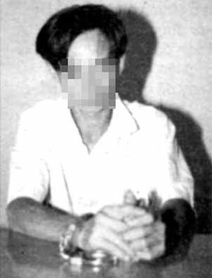 Khưu Nhân Bông tra tay vào còng và khai nhận sở thích quái đản. Khưu Nhân Bông tra tay vào còng và khai nhận sở thích quái đản.