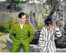 Đại úy Vượng và phạm nhân Páo tâm sự về câu chuyện cũ. Đại úy Vượng và phạm nhân Páo tâm sự về câu chuyện cũ.