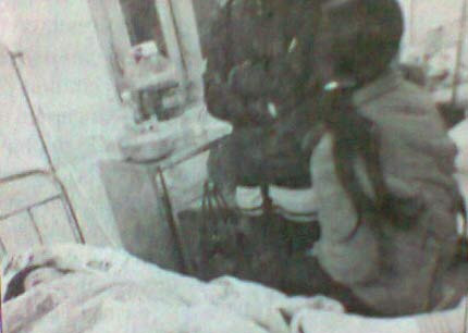 Mẹ TN vất vả chăm sóc con gái trong bệnh viện. Mẹ TN vất vả chăm sóc con gái trong bệnh viện.