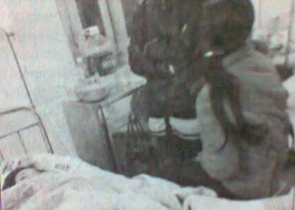 Mẹ TN vất vả chăm sóc con gái trong bệnh viện.