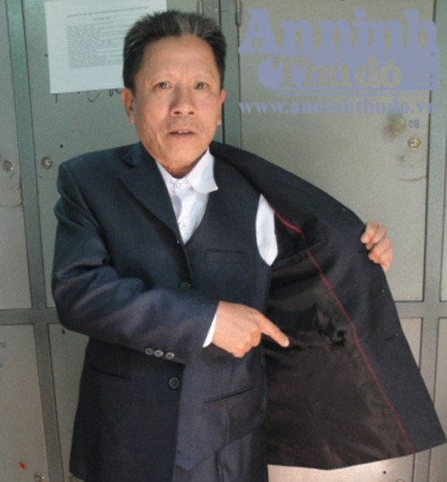 Ông Đinh Như Quý chỉ vị trí tên trộm rạch túi để lấy trộm ví Ông Đinh Như Quý chỉ vị trí tên trộm rạch túi để lấy trộm ví