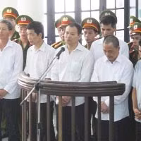 Phương Linh Hột cùng đồng phạm tại phiên tòa sơ thẩm.