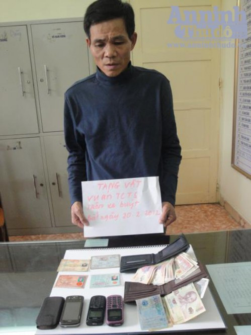 Đối tượng Lê Văn Khánh và tang vật liên quan đến vụ án. Đối tượng Lê Văn Khánh và tang vật liên quan đến vụ án.