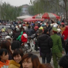 Nhiều người dân hiếu kỳ đến xem hiện trường vụ việc Nhiều người dân hiếu kỳ đến xem hiện trường vụ việc