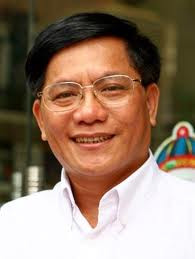 PGS.TS Trịnh Hòa Bình, GĐ Trung tâm Điều tra Dư luận xã hội (Viện Xã hội học) cho rằng: Người Việt hiện đại thường mắc thói hám danh, chuộng lạ, sính ngoại, sính hình thức...