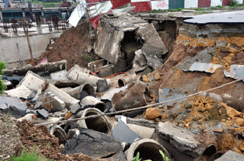 Mặt đường Lê Văn Lương bị cắt làm đôi sau hiện tượng nứt và tạo thành "hố tử thần". Ảnh: Ngọc Lân Mặt đường Lê Văn Lương bị cắt làm đôi sau hiện tượng nứt và tạo thành "hố tử thần". Ảnh: Ngọc Lân
