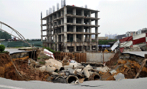 Hố tử thần lộ ngay cạnh công trình nhà cao tầng. Ảnh: Ngọc Lân Hố tử thần lộ ngay cạnh công trình nhà cao tầng. Ảnh: Ngọc Lân