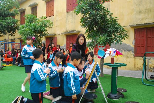Trong các giờ học tiếng Anh của cô Ngọc Anh, học sinh được trải nghiệm sáng tạo thông qua các hoạt động thực tế. (Ảnh: CTV) Trong các giờ học tiếng Anh của cô Ngọc Anh, học sinh được trải nghiệm sáng tạo thông qua các hoạt động thực tế. (Ảnh: CTV)