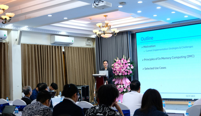 Diễn giả trình bày báo cáo tại Hội nghị. dscf1400.jpg