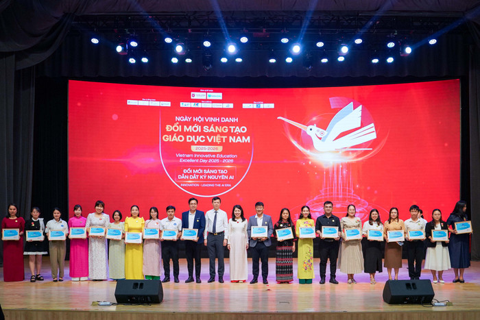 Thầy Tống Thiên Long, Hiệu trưởng trường Tiểu học, Trung học cơ sở và Sky-Line Đà Nẵng chia sẻ: “Danh hiệu Trường học điển hình Microsoft không chỉ là niềm tự hào mà còn là cam kết của Sky-Line trong hành trình đổi mới sáng tạo vì học sinh". chon-1176.jpg