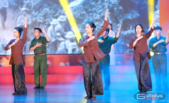 Các tiết mục văn nghệ đặc sắc tại phần Chào tân sinh viên đại học chính quy khóa 14, năm học 2025-2026. gdvn-van-nghe.jpg