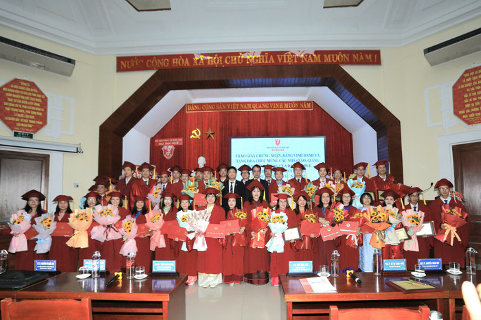 Các nhà giáo của Đại học Huế tại Lễ công bố quyết định và trao Giấy chứng nhận đạt tiêu chuẩn chức danh Giáo sư, Phó Giáo sư năm 2025.