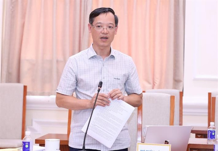 Cục trưởng Cục Giáo dục nghề nghiệp và Giáo dục thường xuyên Trương Anh Dũng trao đổi tại phiên họp. img4219.jpg