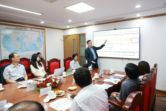 Ông Rho Joong il - Tổng Giám đốc Visang Global giới thiệu các sản phẩm giáo dục số của Visang Hàn Quốc. untitled-3.jpg