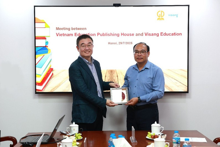 Ông Đặng Thanh Hải – Phó Tổng Giám đốc Nhà xuất bản Giáo dục Việt Nam trao quà lưu niệm cho ông Rho Joong il - Tổng Giám đốc Visang Global. untitled-4.jpg