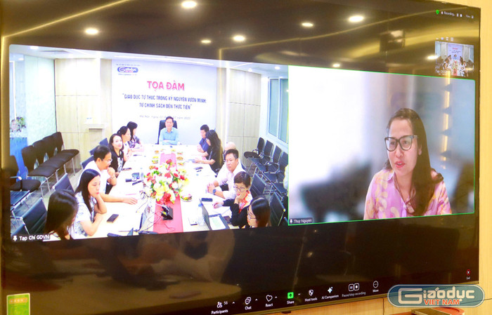 Thạc sĩ Nguyễn Thị Minh Thúy - Hiệu trưởng Trường Trung học cơ sở và Trung học phổ thông Nguyễn Siêu chia sẻ từ điểm cầu trực tuyến. Ảnh: Doãn Nhàn. gdvn-co-thuy.jpg