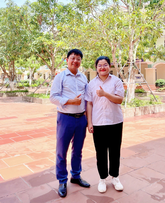 Thầy Đinh Cao Thượng cảm thấy tự hào về cô học trò Nguyễn Thái An. Ảnh: NVCC. z6809643236577-5405eb49ef610a456c2e1555638a248c-8903.jpg