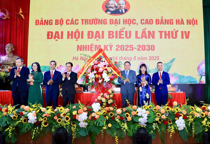 Phó Bí thư Thường trực Thành ủy Hà Nội Nguyễn Văn Phong tặng hoa chúc mừng Đại hội. Ảnh: Hanoimoi.vn Phó Bí thư Thường trực Thành ủy Hà Nội Nguyễn Văn Phong tặng hoa chúc mừng Đại hội. Ảnh: Hanoimoi.vn