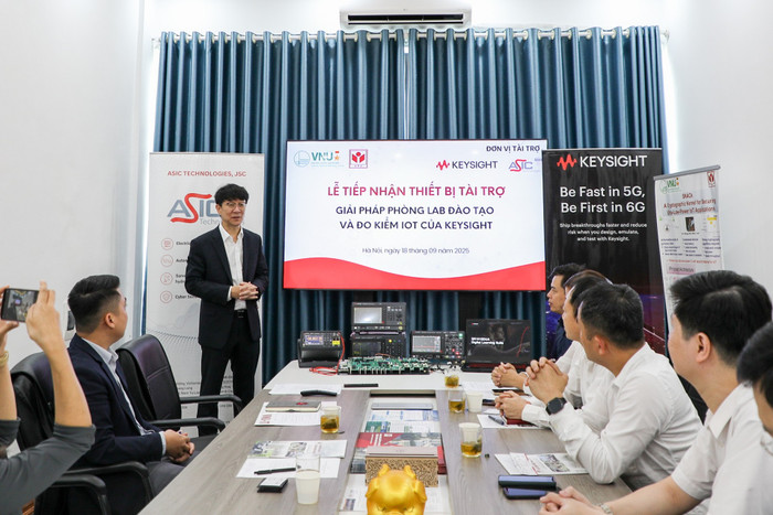 Ông Sangho Oh - Giám đốc Toàn cầu Giải pháp Giáo dục của Keysight chia sẻ tại buổi lễ. vnu-nhan-thiet-bi-keysight-tai-tro-vnu-iti-5.jpg