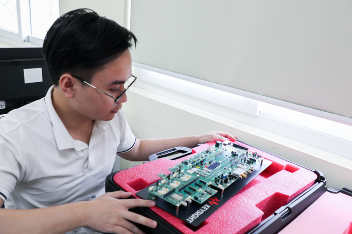 vnu-nhan-thiet-bi-keysight-tai-tro-vnu-iti-22.jpg