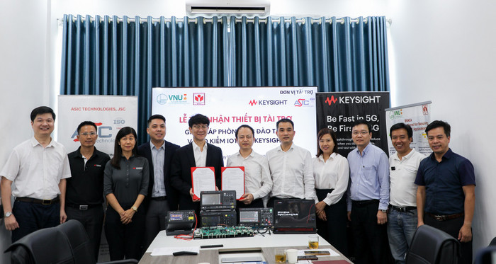 Viện Công nghệ Thông tin, Đại học Quốc gia Hà Nội tiếp nhận gói tài trợ giải pháp phòng Lab Đào tạo và Đo kiểm IoT do hãng Keysight Technologies (Hoa Kỳ) và Công ty ASIC Technologies. vnu-nhan-thiet-bi-keysight-tai-tro-vnu-iti-10.jpg