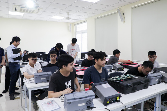 Sinh viên được trực tiếp trải nghiệm. vnu-nhan-thiet-bi-keysight-tai-tro-vnu-iti-27.jpg