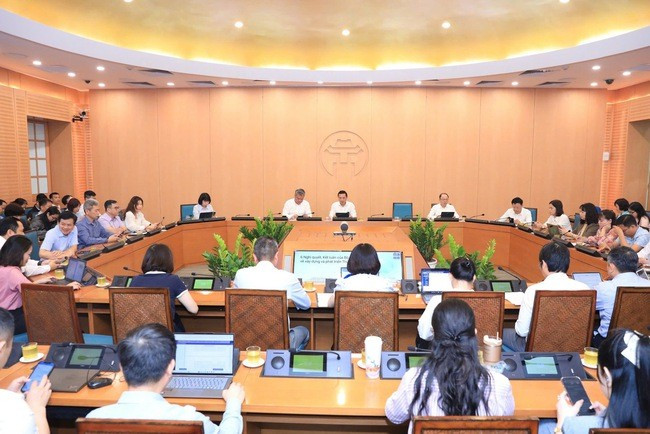 Các đại biểu dự Hội nghị tại điểm cầu Ủy ban nhân dân Thành phố. Ảnh: Hanoi.gov.vn