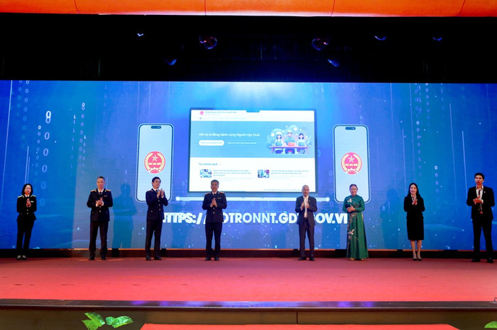Các đại biểu bấm nút khai trương Cổng thông tin thuế hỗ trợ doanh nhân. Ảnh: QM/MOF. 0757688b-9983-4aa1-ba2c-fa142d097aed.png