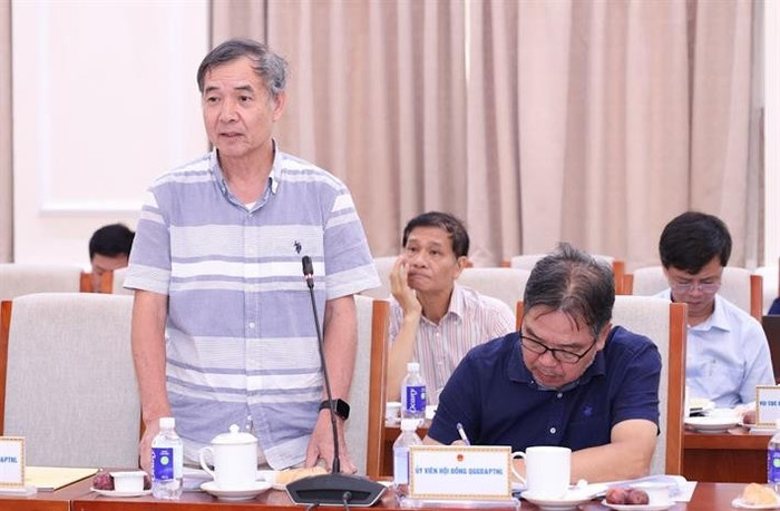 Tiến sĩ Lê Trường Tùng - Chủ tịch Hội đồng trường Trường Đại học FPT trao đổi tại phiên họp. img3729.jpg