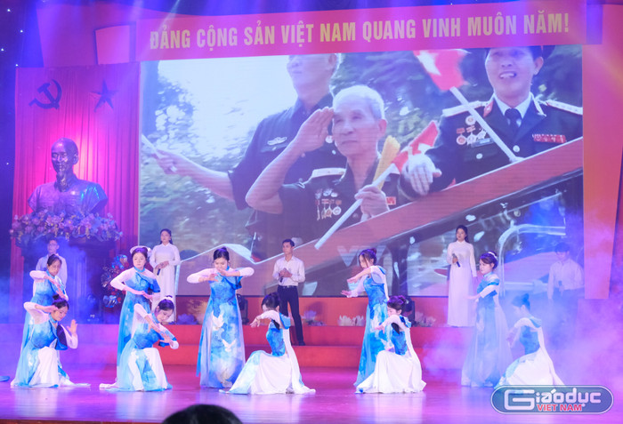 Tân sinh viên được hòa chung trong bầu không khí của tuổi trẻ sôi nổi. gdvn-vngd.jpg