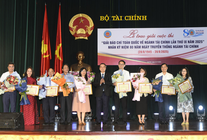 Bộ Tài chính cũng trao giải tập thể cho 9 cơ quan báo chí có nhiều tác phẩm dự thi đạt chất lượng tốt, có đóng góp tích cực vào thành công của Giải. 9-tap-the-ok.jpg