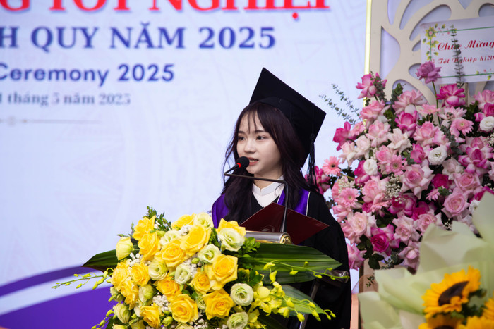 Em Hoàng Thị Kim Anh chia sẻ cảm xúc tại buổi lễ. img-2596.jpg