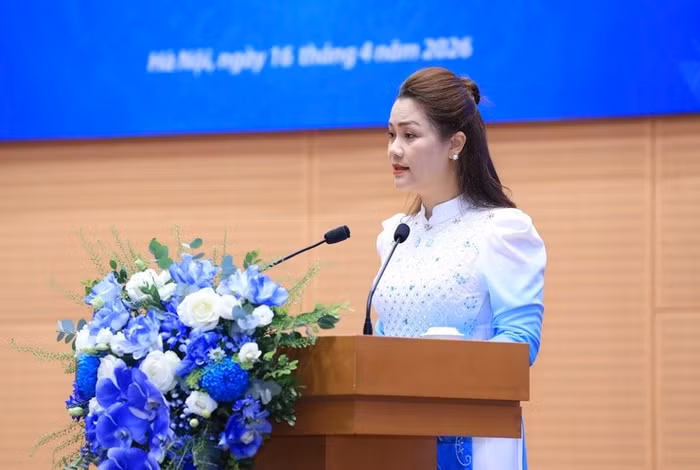 Bà Nguyễn Minh Thu, Phó Tổng thư ký Hiệp hội Doanh nghiệp nhỏ và vừa thành phố Hà Nội, Phó Viện trưởng Viện Nghiên cứu và Đào tạo Doanh nhân APEC tham luận. Ảnh: Lê Hải/HNP