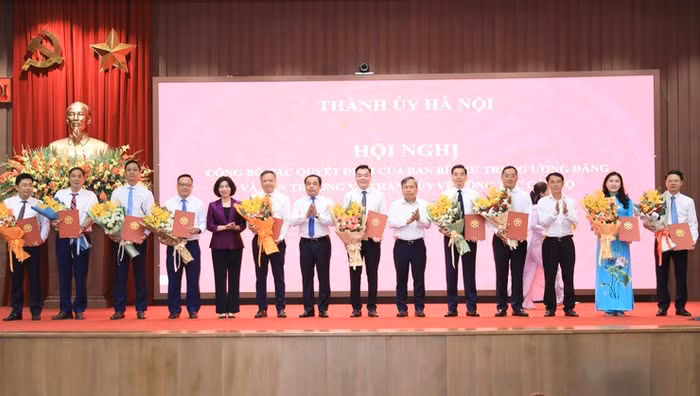 Bí thư Thành ủy Trần Đức Thắng và các đồng chí lãnh đạo Thành phố tặng hoa chúc mừng các đồng chí nhận nhiệm vụ mới. Ảnh: HNP.