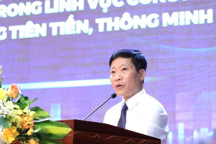 Phó Giáo sư, Tiến sĩ Nguyễn Hoàng Long - Hiệu trưởng Trường Đại học Công nghệ Giao thông vận tải trình bày tham luận. th-long-1995.jpg