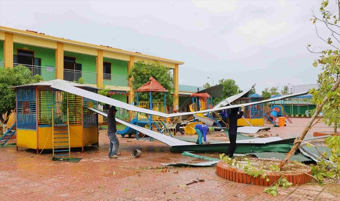Các đơn vị trường học trên địa bàn xã Hưng Nguyên (tỉnh Nghệ An) khắc phục thiệt hại sau bão số 5. Các đơn vị trường học trên địa bàn xã Hưng Nguyên (tỉnh Nghệ An) khắc phục thiệt hại sau bão số 5.