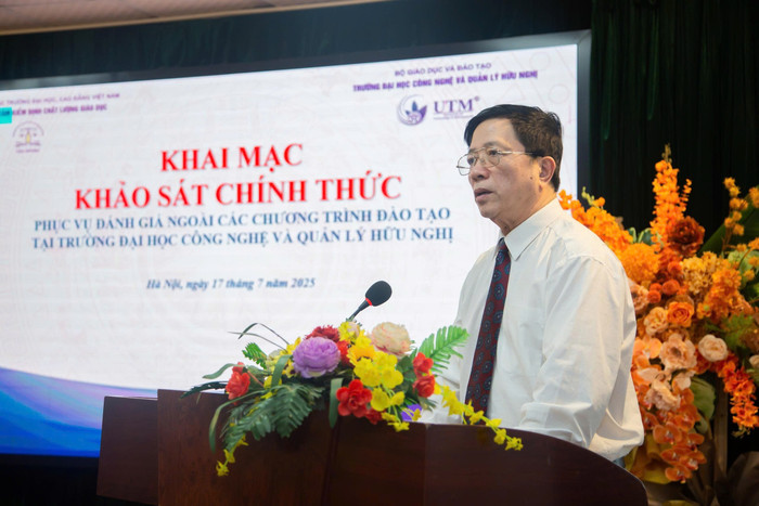 Phó Giáo sư, Tiến sĩ Nguyễn Xuân Sơn – Hiệu trưởng Trường Đại học Công nghệ và Quản lý Hữu Nghị phát biểu tại buổi lễ. f6e0dff4-f7f1-4df0-ac4d-e2094cb4f68e.jpg