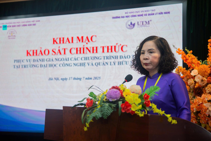 Phó Giáo sư, Tiến sĩ Nguyễn Phương Nga – Giám đốc Trung tâm Kiểm định chất lượng giáo dục phát biểu tại buổi lễ. co-nga.jpg
