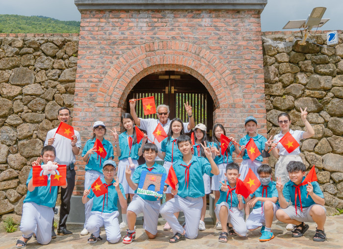 Chuyến tham quan giúp mỗi em học sinh thêm tự hào và trân trọng giá trị lịch sử dân tộc. skl-79.jpg