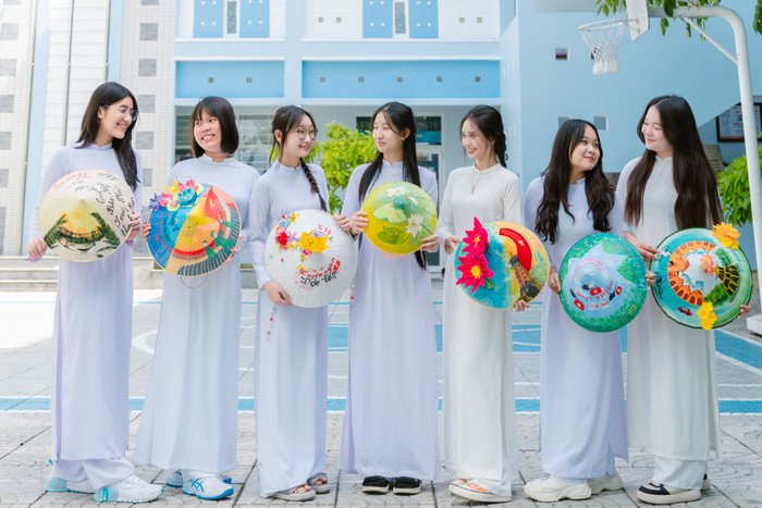 Những chiếc nón lá được thổi hồn bằng tình yêu quê hương, đất nước của các bạn học sinh Sky-Line. sky09774.jpg