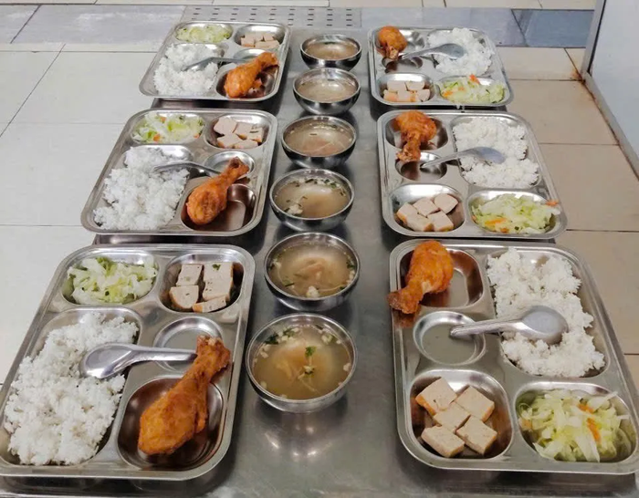 Suất ăn bán trú tại trường Tiểu học Cự Khê ngày 27/10. Ảnh: kinhtedothi.vn. anh.png