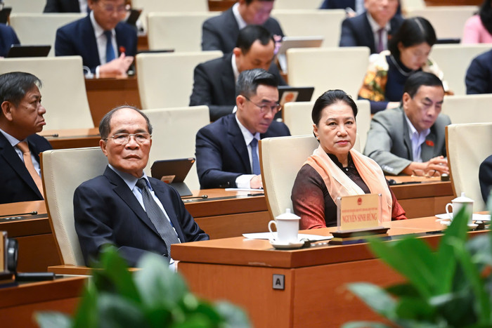 Các đồng chí nguyên Lãnh đạo Quốc hội cùng các Đại biểu Quốc hội tham dự Phiên bế mạc. 270620251120-202506271119331243-gen-h-z6746955948174-5a56d4f071753d89b7f0df9225dde290-1.jpg
