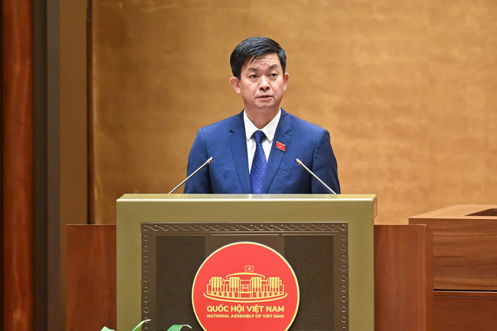 Tổng Thư ký Quốc hội, Chủ nhiệm Văn phòng Quốc hội Lê Quang Tùng trình bày dự thảo Nghị quyết Kỳ họp thứ 9, Quốc hội khóa XV. 270620251125-202506271108247245-gen-h-z6746860030203-7db395390461fb555f8a4ff9095788f9.jpg