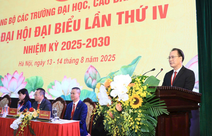 Bí thư Đảng ủy Các trường đại học, cao đẳng Hà Nội Nguyễn Thanh Sơn trình bày báo cáo chính trị tại Đại hội. Ảnh: Hanoimoi.vn Bí thư Đảng ủy Các trường đại học, cao đẳng Hà Nội Nguyễn Thanh Sơn trình bày báo cáo chính trị tại Đại hội. Ảnh: Hanoimoi.vn