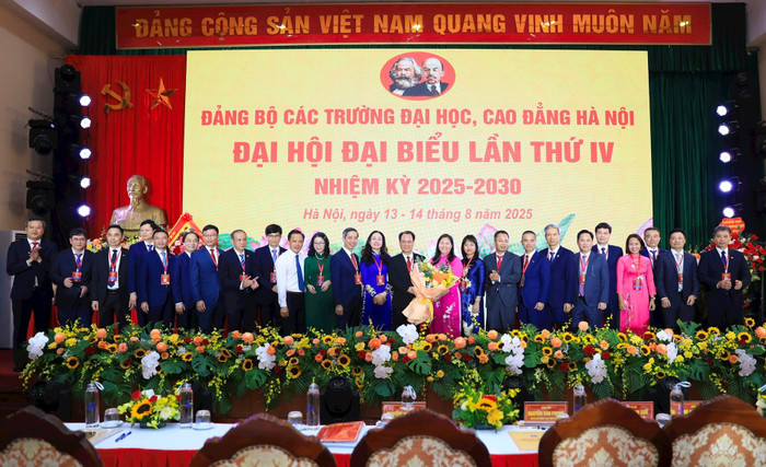 Ban Chấp hành Đảng bộ Các trường đại học, cao đẳng Hà Nội nhiệm kỳ 2025-2030 ra mắt đại hội. Ảnh: Hanoimoi.vn Ban Chấp hành Đảng bộ Các trường đại học, cao đẳng Hà Nội nhiệm kỳ 2025-2030 ra mắt đại hội. Ảnh: Hanoimoi.vn