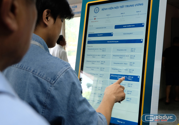 Người bệnh được hướng dẫn để có thể chủ động đăng ký khám qua kiosk tự động của bệnh viện. gdvn-trai-nghiem.jpg