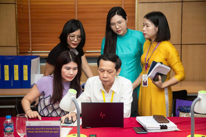 kiểm định chất lượng chương trình đào tạo là hoạt động bắt buộc nhằm bảo đảm các chương trình đạt được các chuẩn mực cần thiết. anh.jpg