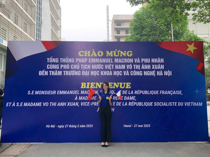 Hà Anh tham gia sự kiện đón Tổng thống Pháp Emmanuel Macron và Phu nhân cùng Phó Chủ tịch nước Võ Thị Ánh Xuân đến thăm Nhà trường. Ảnh: NVCC. z6737232168625-913239664711484a5d0d9732acd1e7d3.jpg