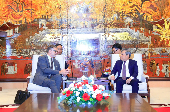 Chủ tịch Ủy ban nhân dân thành phố Hà Nội Vũ Đại Thắng tiếp Đại sứ đặc mệnh toàn quyền Cộng hòa Pháp tại Việt Nam Olivier Brochet. Ảnh: hanoi.gov.vn