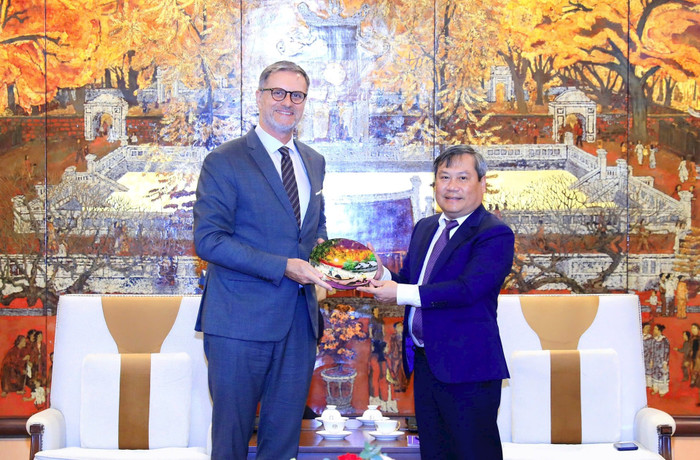 Chủ tịch Ủy ban nhân dân thành phố Hà Nội Vũ Đại Thắng trao quà tặng Đại sứ Olivier Brochet. Ảnh: hanoi.gov.vn.